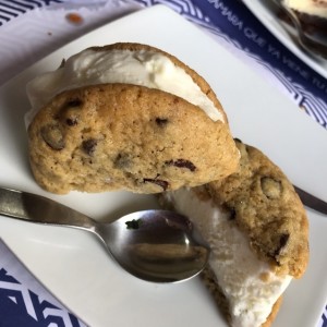 sandwich de galleta choco chip con helado