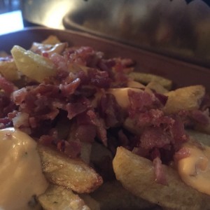 papas fritas con quedo y tocineta