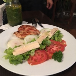 Pollo y ensalada