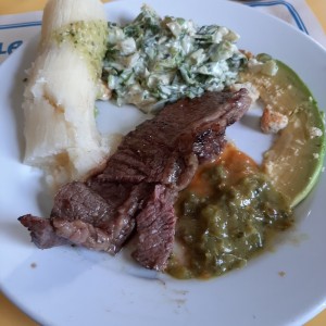 punta trasera acompañada con yuca u ensalada César 