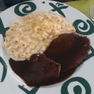 asado negro con pasta a la crema