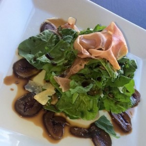 Ensalada de rugula con jamon serrano