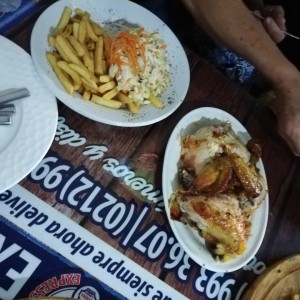 Pollo en brasa con papas fritas y ensalada