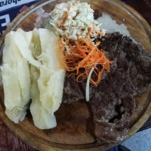 Bisteck de solomo con yuca y ensalada
