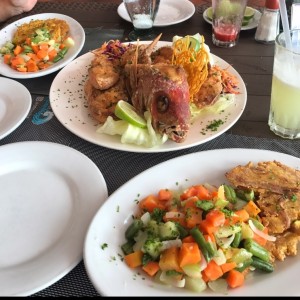 Parguito frito con vegetales y tostones