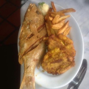 Coro-Coro Frito con Tostones y Papas Fritas, muy Bueno, mucho tiempo  sin comer este pescado