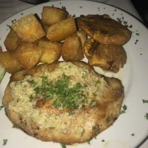 Filet de Pez Espada al Ajillo, Excelente, con Yuca Frita y Tostones