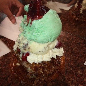 Torta especial con helado de pistacho y cookies