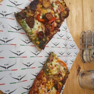 Pizza al gusto con 3 salsas