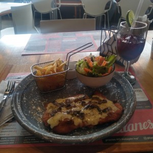Milanesa de champiñones, con tinto de verano y una ensaladita. 