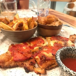 Milanesa de pepperoni con papas fritas y queso fundido con tocina y chips de papas
