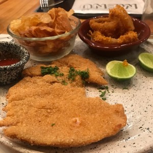 Milanesa clasica con aros de cebolla