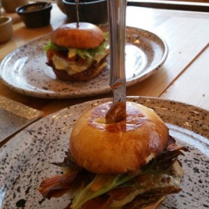Milaburger de Carne y de fondo Milaburger de Pollo con salsa bernesa
