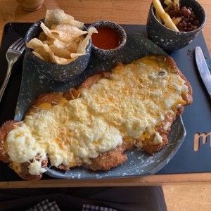 Milanesa 3 quesos con papas de queso fundido y tocineta 