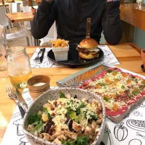 caparccio de lomito, ensalada cesar y hamburguesa de queso