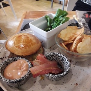 hamburguesa de milanesa de carne con tocineta