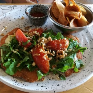 Milanesa con rugula y tomates secos