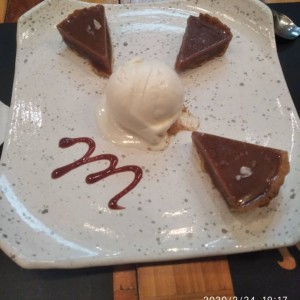 pay de caramelo con helado de vainilla