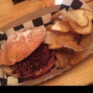 Hamburguesa Oink con chips de batata blanca 