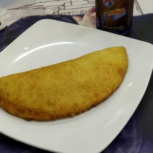 empanada mixta : mechada y queso amarillo