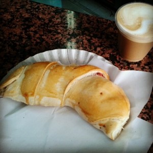 Un cacho y un marrón,  desayuno caraqueño