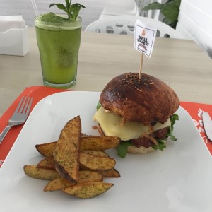 Chorizo Smoke Burger con papas bravas