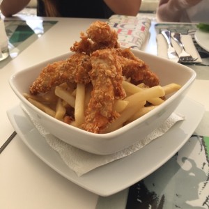 Chicken Tenders con papas fritas.