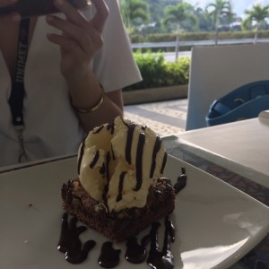 Brownie con helado.