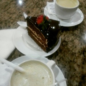 2 cafe grandes y un dulce frio deli