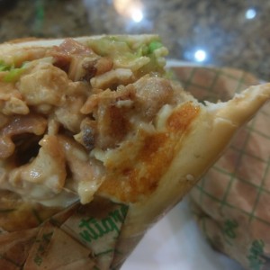 Sandwich de pollo, queso y tocineta. ??