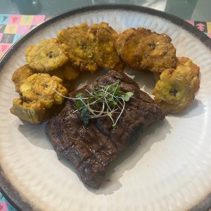 Lomo con patacones 