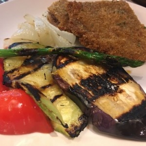 milanesa de res con vegetales grillados