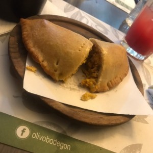 Empanada horneada de pollo.