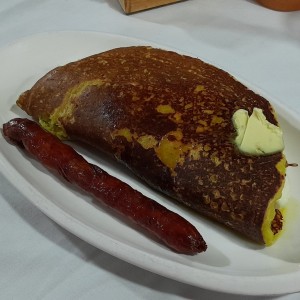 Cachapa con queso con una chistorra
