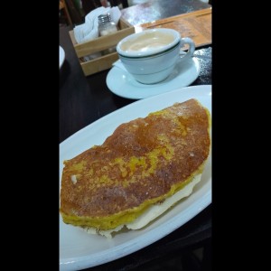 Cachapa con queso de mano y un marrón