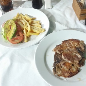 Chuleta de cochino con papas fritas y ensalada mixta!