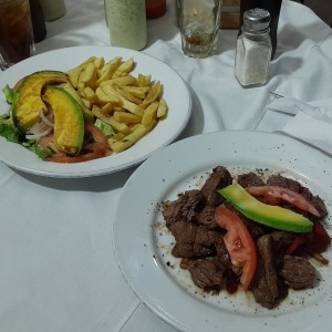 Parrilla de lomito con papas y ensalada mixta 