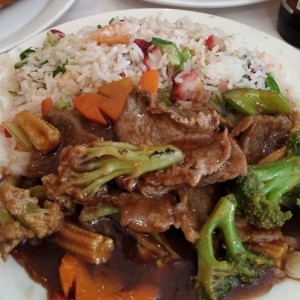 Arroz Cantones y carne con vegetales, jojoticos y salsa