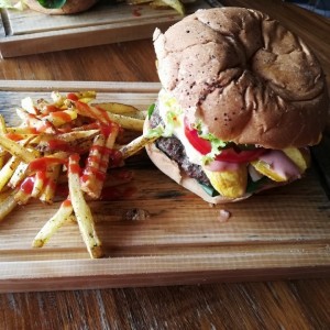Guayanesa: Carne, vegetales, tajadas y queso guayanés. ¡Exquisita! 