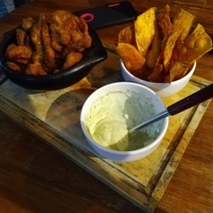 Entrada: Nuggets hechos de pechuga de pollo, batatas fritas con orégano, y salsa de albahaca. BRUTAL.