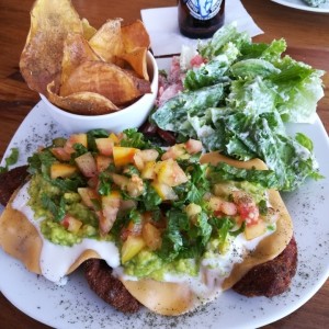 Milanesa mexicana. Guacamole, crema agria, y queso amarillo. Muy buena!