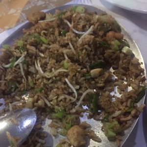 Arroz frito con pollo y camarones, bueno..!