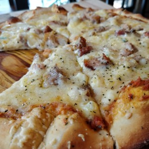 Pizza cuatro quesos con costilla ahumada