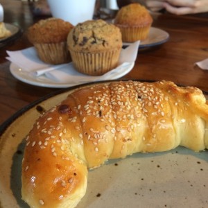 Cachito, muffin de chocolate y muffin de banana con avena