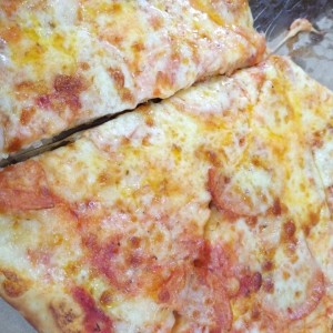 Pizza con queso y salami muy buena la recomiendo.