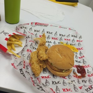 Hamburguesa de pollo, chicken strips y papas fritas