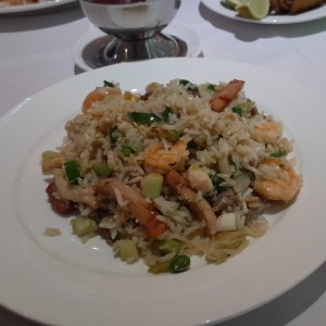 Arroz cantonés con carnes y extra de camarones