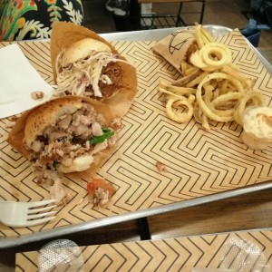 bandeja con mini sandwiches 