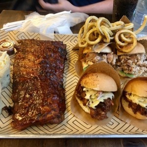 bandeja = 2 mini pulled pork+ 2porchetas+ costillas