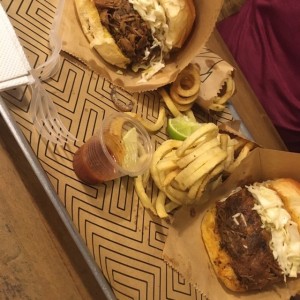 Papas, bebidas y pollo pork